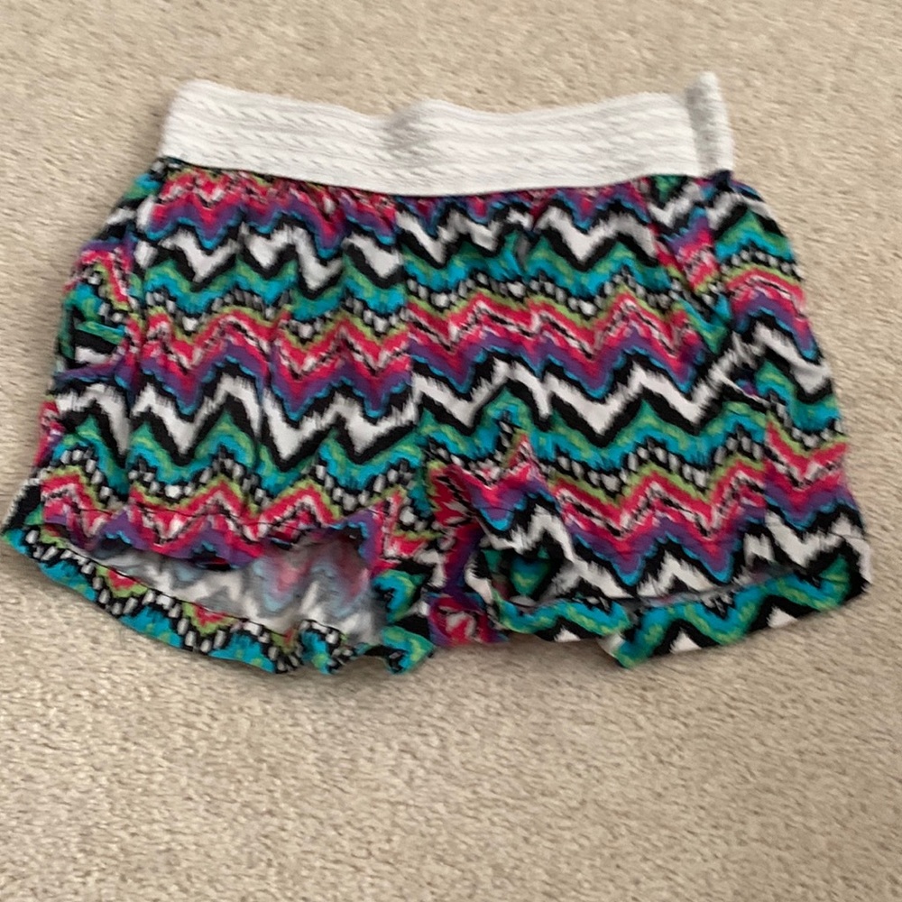 Multicolor shorts with white textured waistband